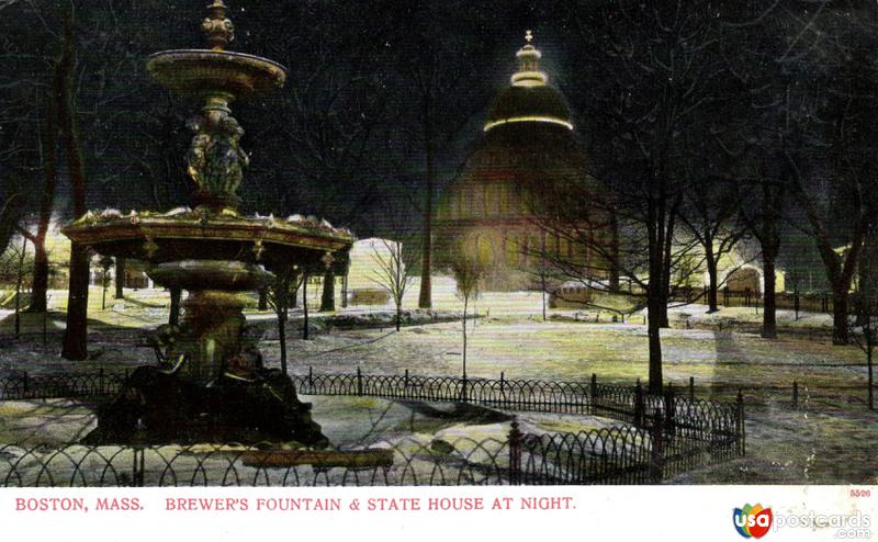 Brewer´s Fountain & State House at Night