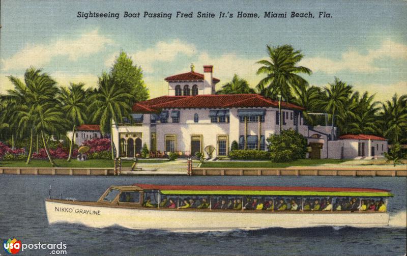 Sightseeing boat passing Fred Snite Jr.´s home