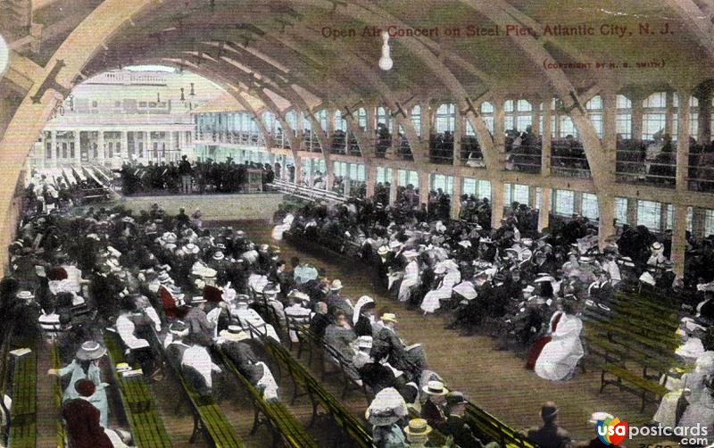 Open air concert on Steel Pier